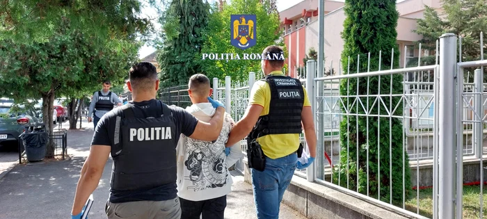 Unul dintre suspecți cu oamenii legii.