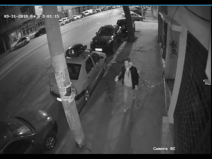 
    Piromanul încă nu a fost prins, iar poliţiştii au solcitat ajutorul cetăţenilorFoto:Poliţia Română   