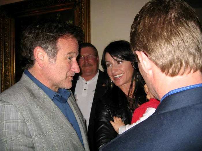 Nadia Comăneci şi Robin Williams în timpul unui dineu la care au participatFoto Facebook