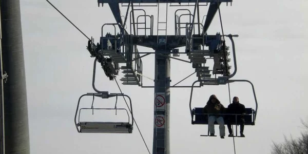 Turiştii au rămas blocaţi la câteva zeci de metri în aer