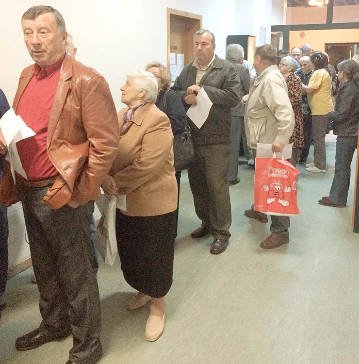 Elevi, studenţi, pensionari au făcut cozi uriaşe la administraţiile fiscale după ce au primit înştiinţări că au datorii de 485 de lei la «Sănătate»