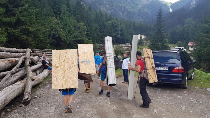 La cărat materiale pe munte FOTO Asociaţia ALPS