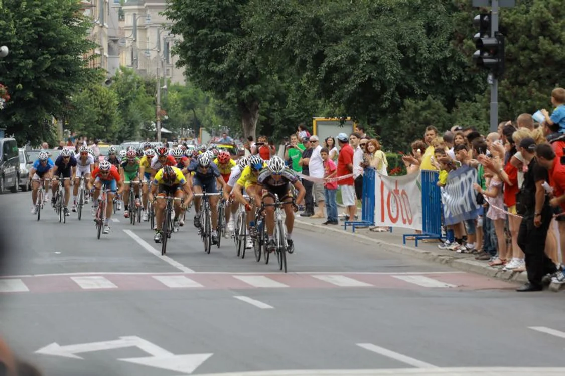 Cicliştii sunt chemaţi să se întreacă pe şoselele Devei. ARHIVĂ.