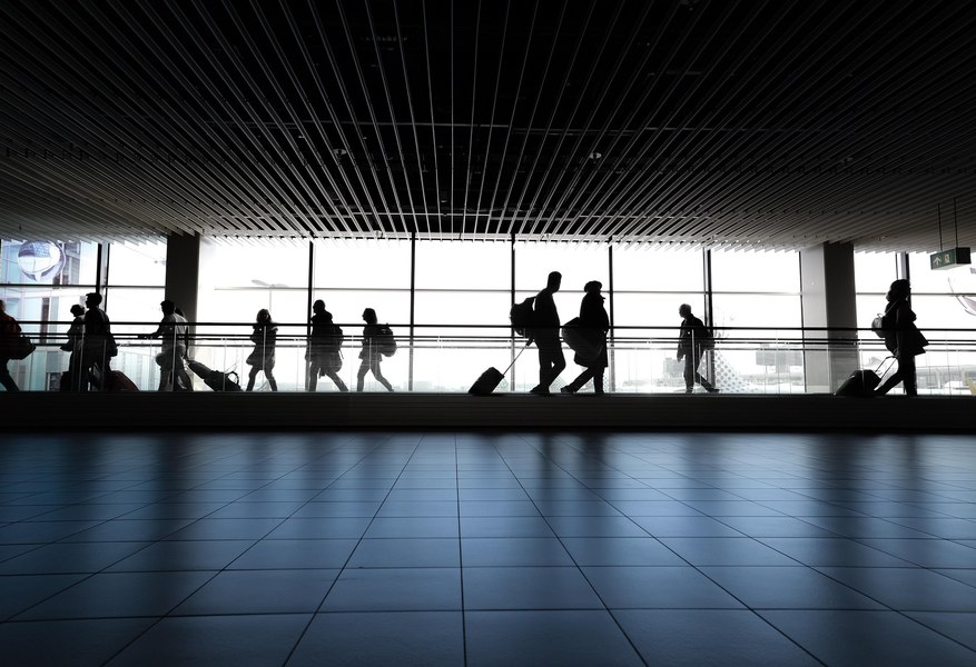 Femeie reținută după ce a păcălit zeci de români cu vacanțe „last minute”: familii cu copii, lăsate pe drumuri după ce au plătit 40.000 euro