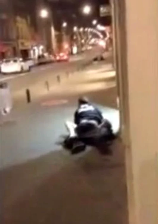 Cei doi tineri făceau sex fără să le pese prea mult de trecători.