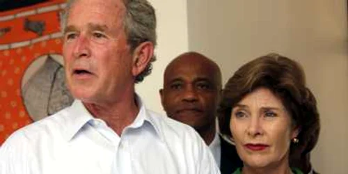 Fostul preşedinte american, George Bush, şi soţia sa, Laura
