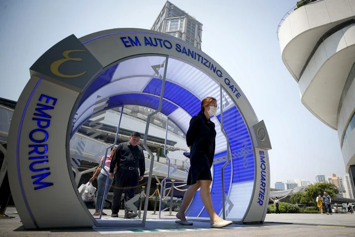 Poartă de dezinfectare la intrarea într-un centru comercial din Bangkok, Thailanda FOTO EPA-EFE/ Diego Azube