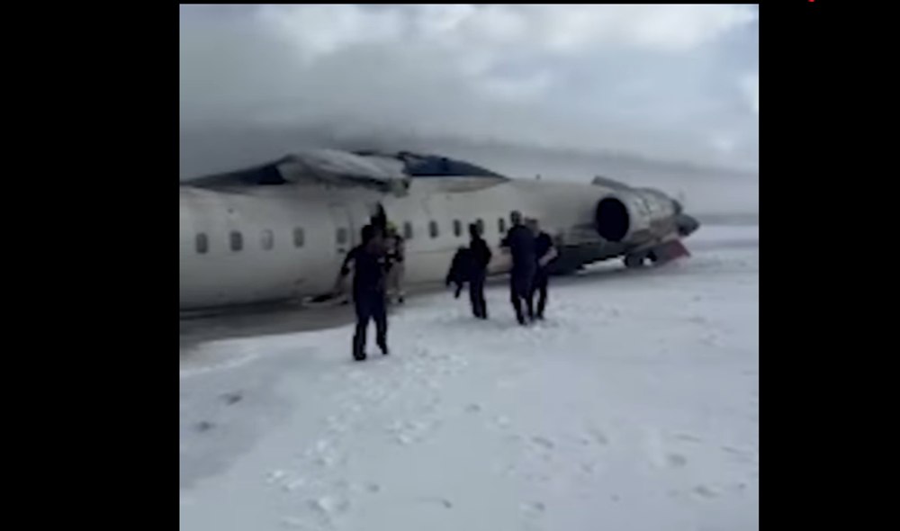 Un avion s-a răsturnat la aterizare, în Canada: 18 oameni au fost răniți. „ Este cu roţile în sus”