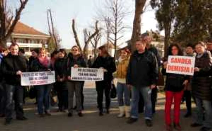 Părinţii copiilor de la grădiniţa 12 din Alba Iulia au protestat împotriva schimbării directorului