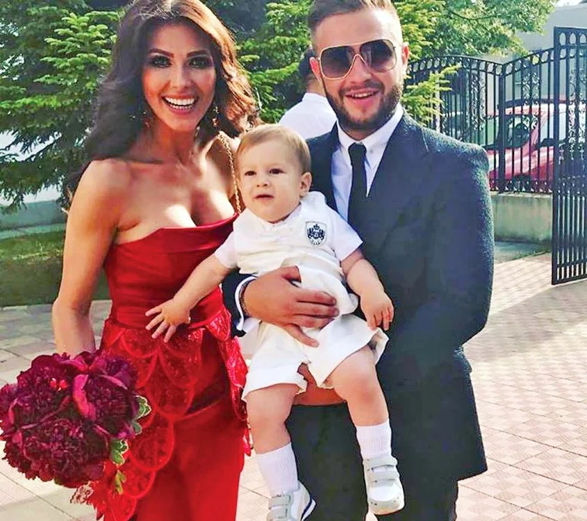 Ilinca Vandici, supersexy, alături de soţul ei, Andrei Neacşu, şi fiul lor Zian (un an şi 4 luni)