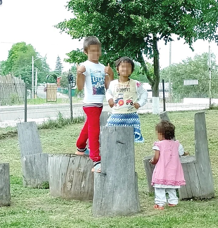 Copiii sunt înscriși  la școală și se simt  mai bine în satul lor  decât în Anglia