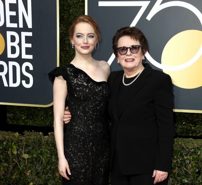 Fosta jucătoare de tenis Billie Jean King, alături de actrița Emma Stone. Foto Getty images