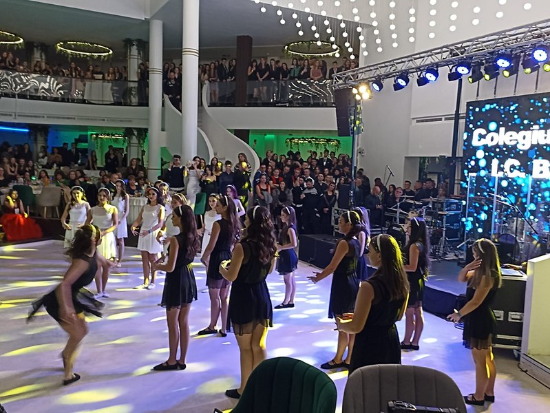 „Lacul lebedelor”, pe ritmuri de street dance. Imagini memorabile cu „bobocii” unui colegiu de top din Pitești VIDEO