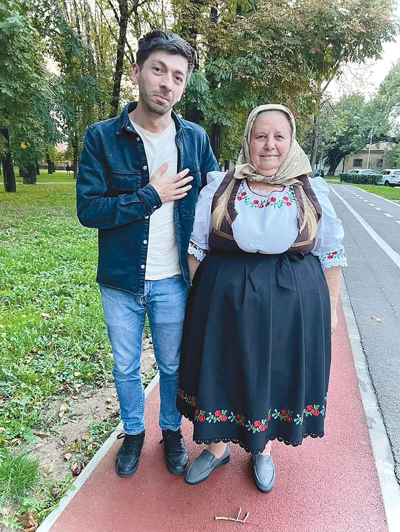 Între Mircea Bravo (35 de ani) şi tanti Lenuţa (75 de ani) nu e nici o relaţie de rudenie