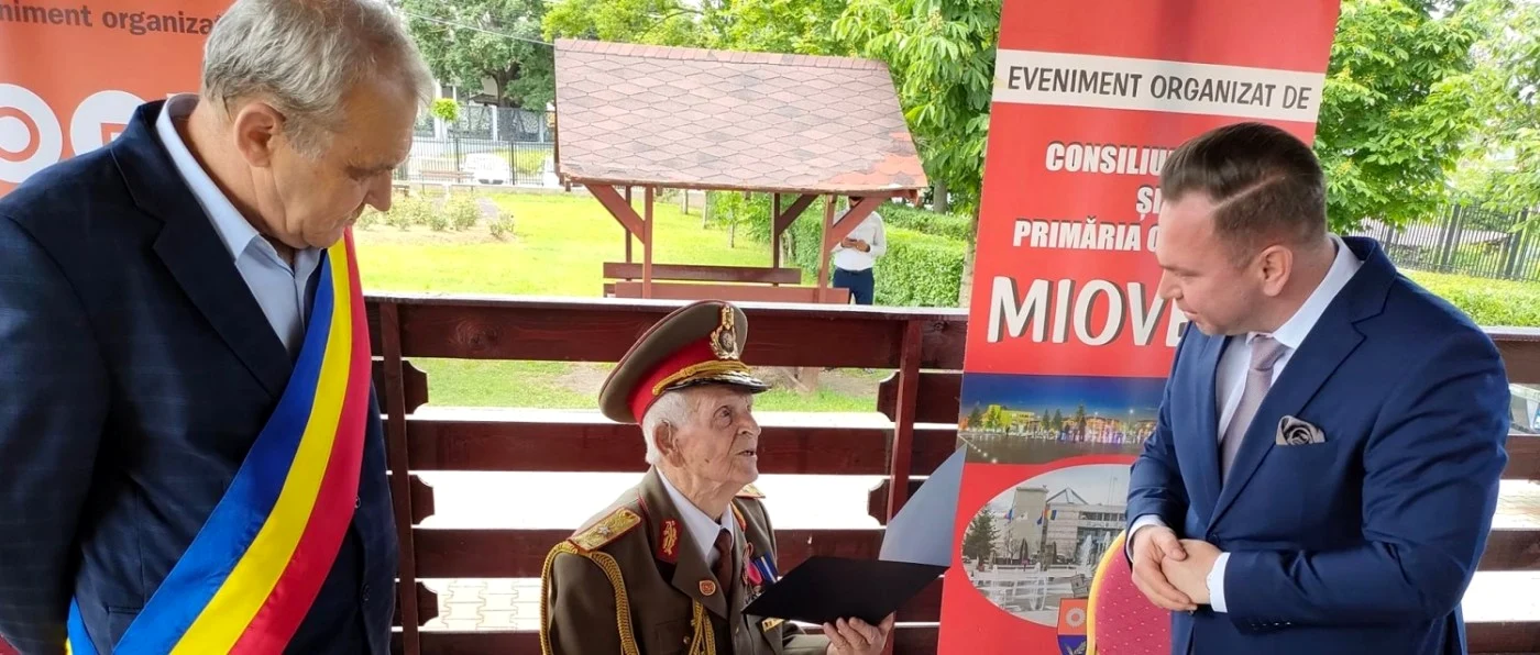 Generalul Constantin Năstase, flancat de către Ion Georgescu, primarul oraşului Mioveni şi de secretarul de stat Eduard Bachide FOTO: Primăria Mioveni