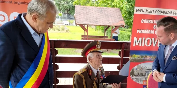 general constantin nastase cel mai longeviv din lume primar ion georgescu si secretar de stat eduard bachide foto primaria mioveni