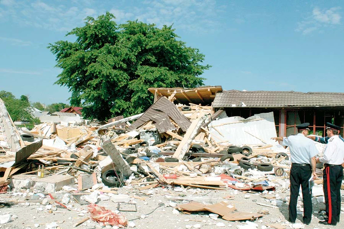 Întreaga construcţie s-a făcut praf şi nu s-a mai putut recupera nimic (FOTOGRAFII: SANDRINIO NEAGU)