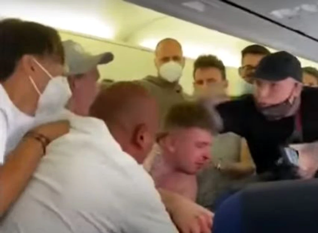 
    Scandal și lovituri într-o cursă aeriană spre Ibizafoto: captură video  