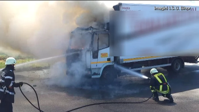 Pompierii au intervenit şi au stins incendiul