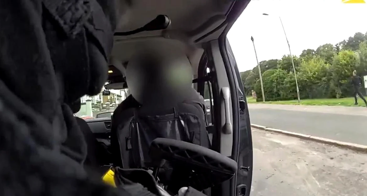 Polițist britanic urmărind un infractor