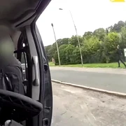 politist luat in masina jpg