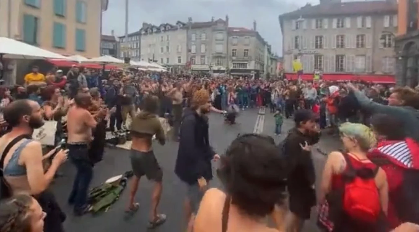 Numeroase femei au mărşăluit topless prin oraş. FOTO Captură video