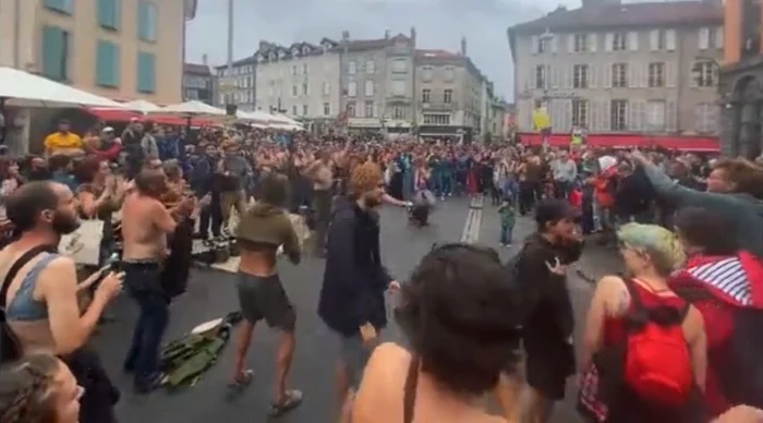 Numeroase femei au mărşăluit topless prin oraş. FOTO Captură video