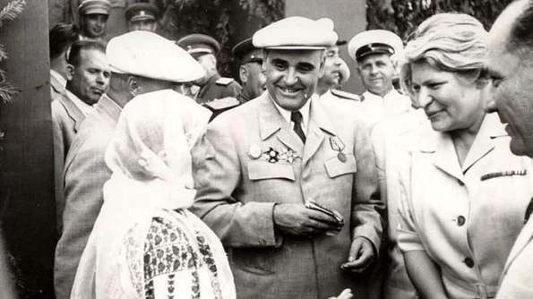 Nomenclatorul fetelor în casă De la oamenii mareşalului la jupânesele Guvernului Groza jpeg