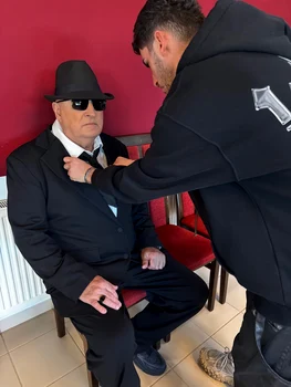 Cotimanis a apărut ca un veritabil Corleone, la costum negru, pălărie și ochelari de soare