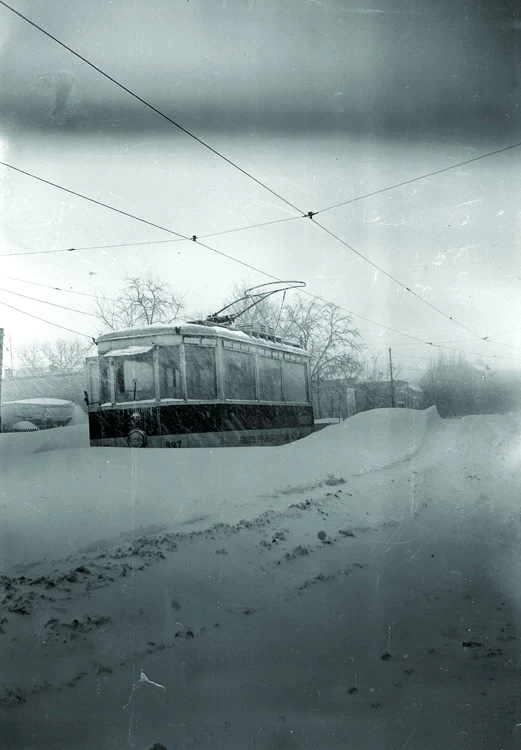 Tramvai rămas înzăpezit în zona Parcului Carol (© Arhiva de Fotografie – fond Constantin A  Diss