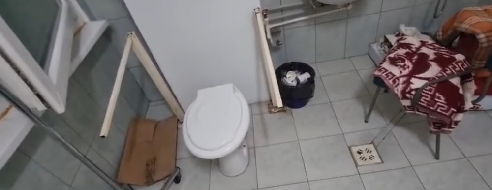 Scandal cu „băile groazei” de la Spitalul Curtea de Argeș. Manager: „Ferească Dumnezeu să nu se facă acreditarea!” VIDEO