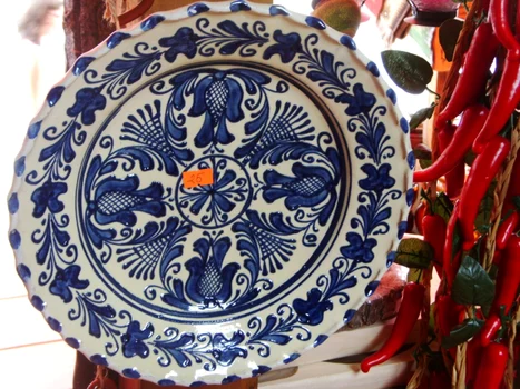 FOTO. Chinezăriile au ajuns şi la Horezu. Turiştii pleacă acasă cu obiecte made în China şi Bulgaria în locul ceramicii de Horezu