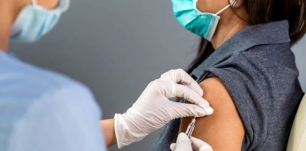 Americanii, chemați din toamnă să se vaccineze din nou împotriva Covid-19. Erix și Fornax, noile tulpini ale virusului
