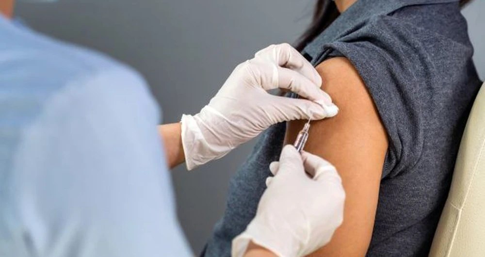 Sânii unei tinere de 19 ani au crescut de patru ori în dimensiuni după ce s-a vaccinat împotriva Covid 19 