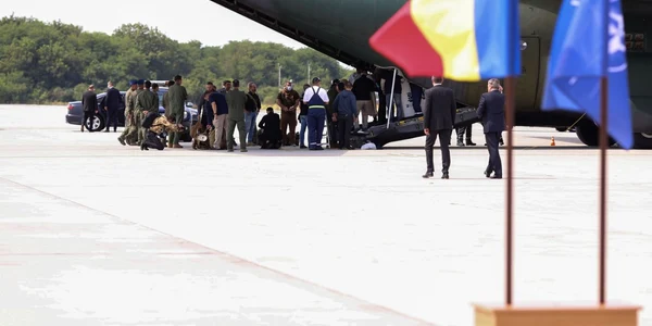 Românii din Afganistan s-au întors în ţară cu un avion Hercules FOTO Inquam Photos / Sabin Cirstoveanu
