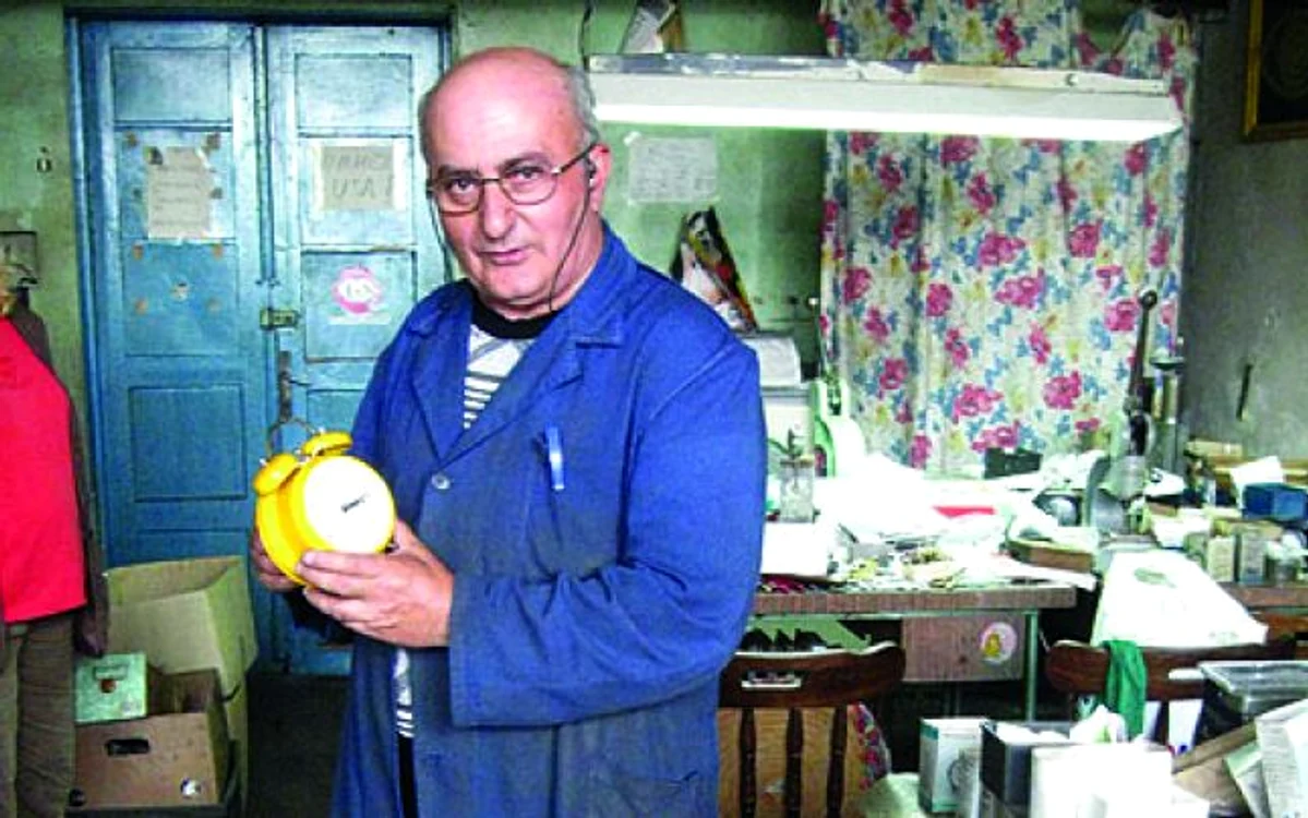 Mihai Buciuman este ceasornicar în Arad de aproape 40 de ani