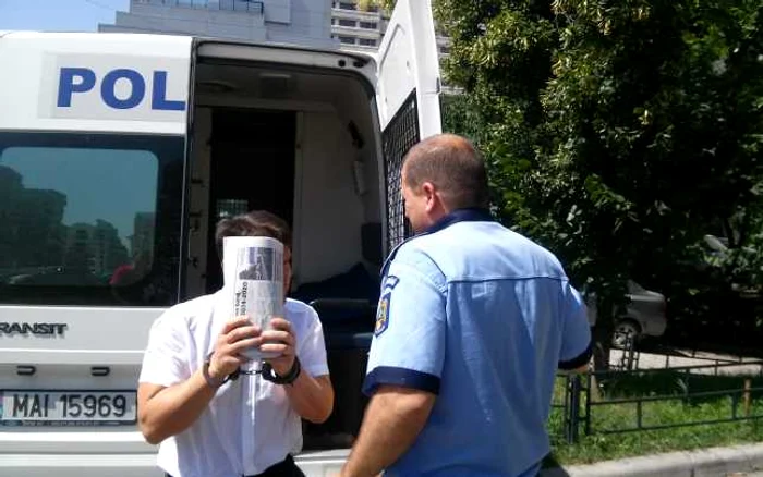 Indivizii încătuşaţi pot deveni, uneori, agresivi verbal FOTO Adevărul