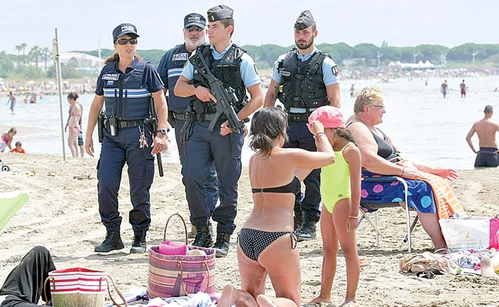 
    Toată lumea e mai  liniştită de când jandarmii  patrulează prin nisip  