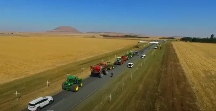 Adevărul despre crucile de la marginea drumului despre care Trump a afirmat că sunt morminte ale sud-africanilor albi. Povestea lor, relatată de localnici