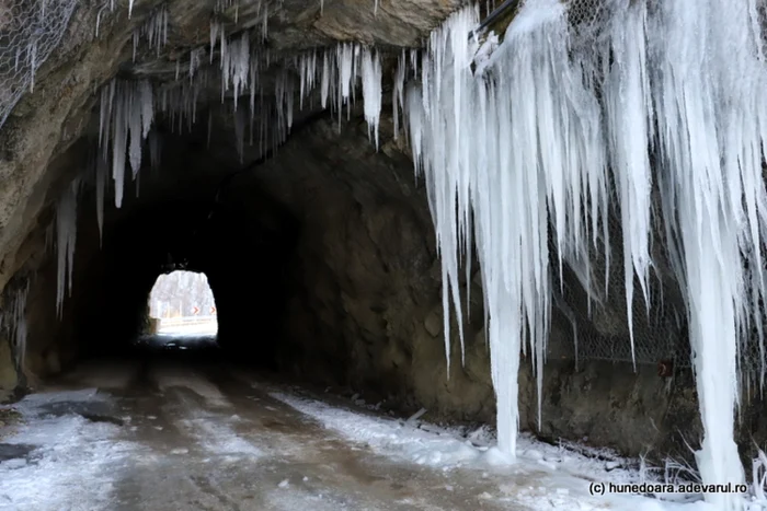 cheile cernei si tunelul de la intrarea in lunca cernii de jos foto daniel guta adevarul