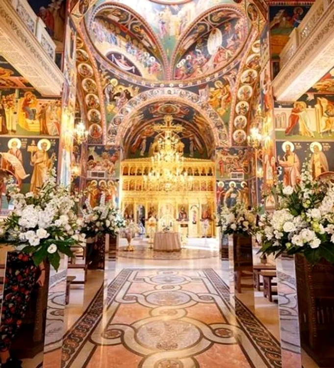 Biserica unde a avut loc ceremonia de creștinare a fost și ea ornamentată cu flori 