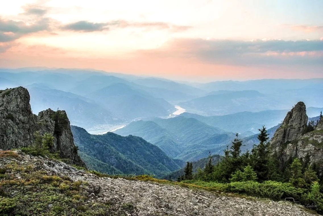 Defileul Oltului văzut de pe partea nordică a Vârfului Cozia - Vâlcea Foto Ştefan Sabin