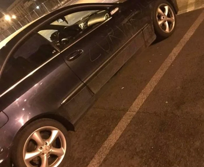 O femeie înșelată din Cluj-Napoca s-a răzbunat crunt. A luat un cui și i-a scrijelit pe mașina de lux a bărbatului un mesaj dur