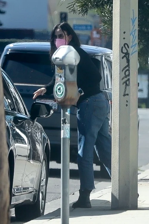 8 demi moore pe strada 4 jpg jpeg