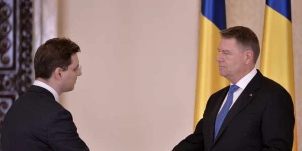 Preşedintele Klaus Iohannis (D) îl felicită pe Victor Negrescu ministrul pentru Afaceri Europene FOTO Mediafax / Alexandru Dobre