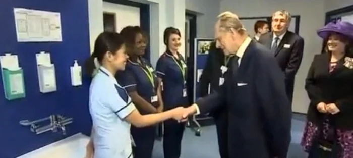 Prinţul Philip, în vizită la un spital din Luton Captură YouTube