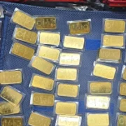 Lingouri din aur descoperite în bagajele unui român în Aeroportul Timișoara Foto Poliția de Frontieră jpg