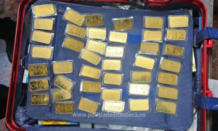 Lingouri din aur descoperite în bagajele unui român Foto: Poliția de Frontieră Română