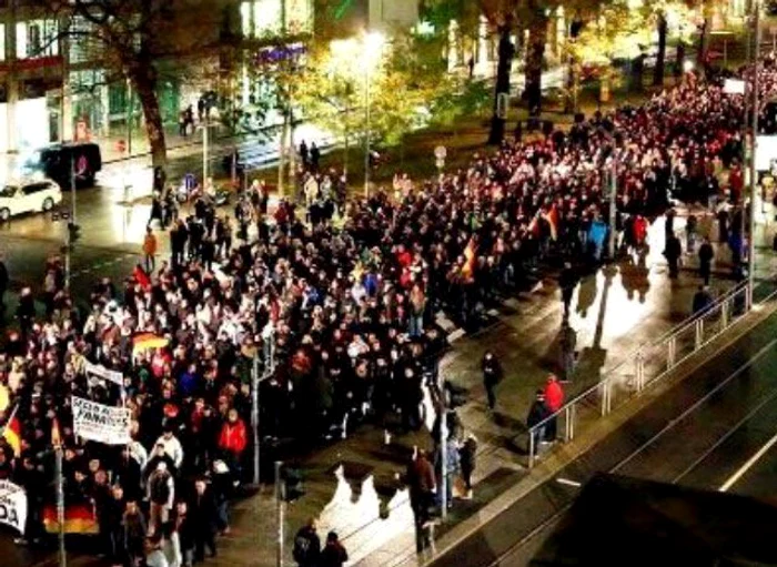 Mii de oameni au ieşit pe străzile din Paris după meciul Franţa - Germania strigând "Germania e cu Franţa"Foto: Twitter