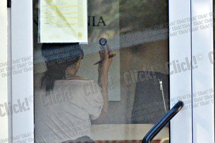 Cât timp a stat în bancă, Rocsana Marcu a gesticulat, semn că nu prea s-a înţeles cu personalul de la ghişeu (fotografii: Mihai Ionescu)